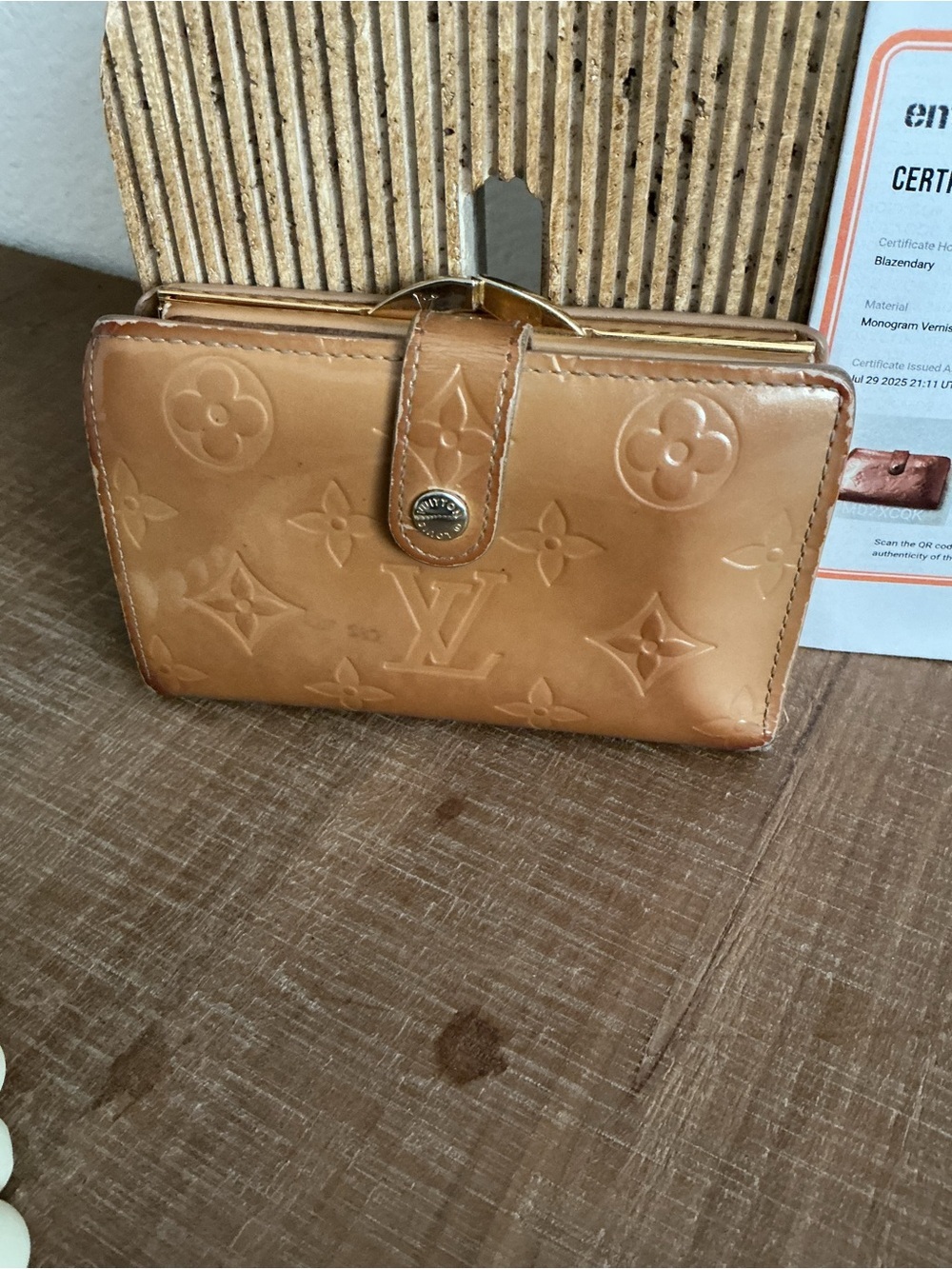 Louis Vuitton Vernis Monogram Kisslock Compact Wallet in Tan/Gold - Picture 2 of 8
